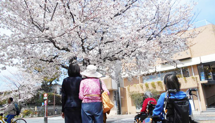 外出ツアー - チャームプレミア 京都烏丸六角 | 京都府京都市中京区の介護付有料老人ホーム（介護施設）